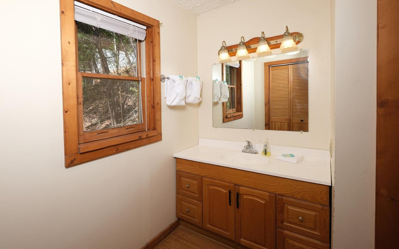 Bathroom 3, Brink of Paradise, Sevier