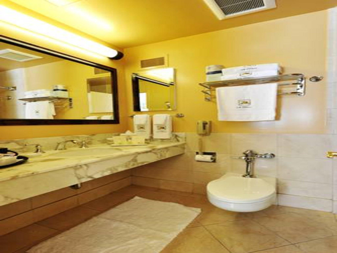 Bathroom, Club Donatello, San Francisco
