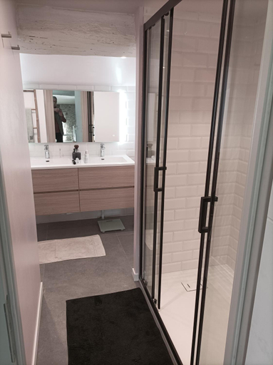 Bathroom 3, Les 3 Platanes, Aude