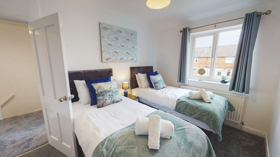 Room 4, Spacious Home Ideal For Families Free Parking, Cheshire West and Chester