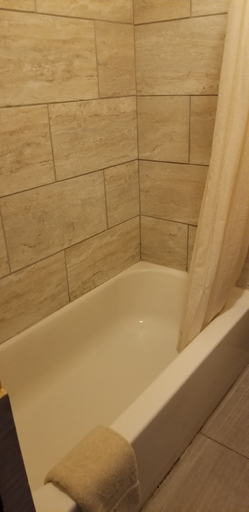 Bathroom 2, Executive Inn, Victoria