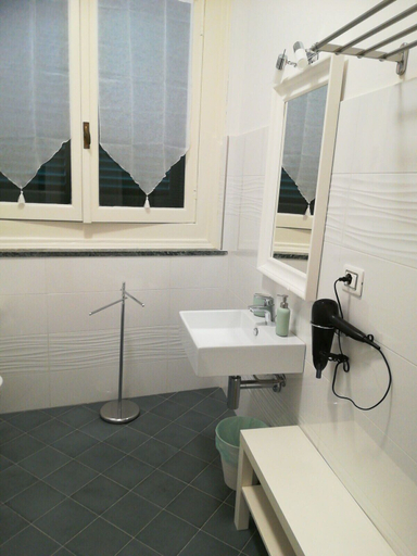 Bathroom 3, Le Logge, Pisa