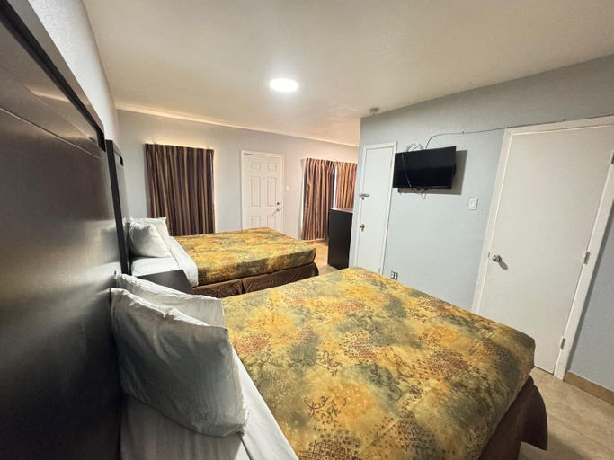Bedroom 3, Welcome Motel, Bell