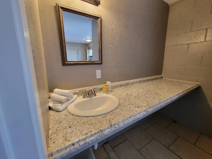 Bathroom 5, Five Star Inn, Lea