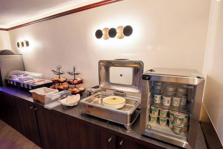Food & Drinks 5, Hotel Pax Opera, Paris