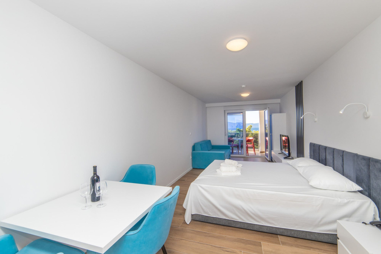 Room 2, Altiora Prestige Residence 303, Gradac