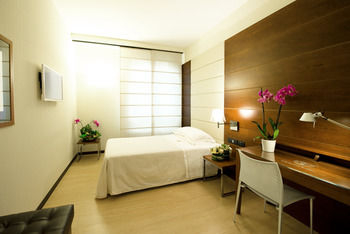 Others 4, QC Room Milano Porta Romana, Milano