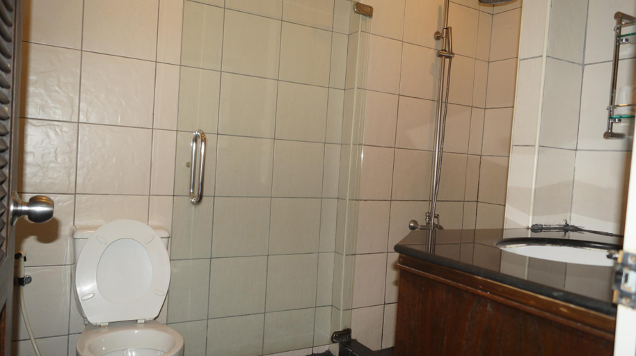 Bathroom 3, Queen Victoria Inn., Pattaya