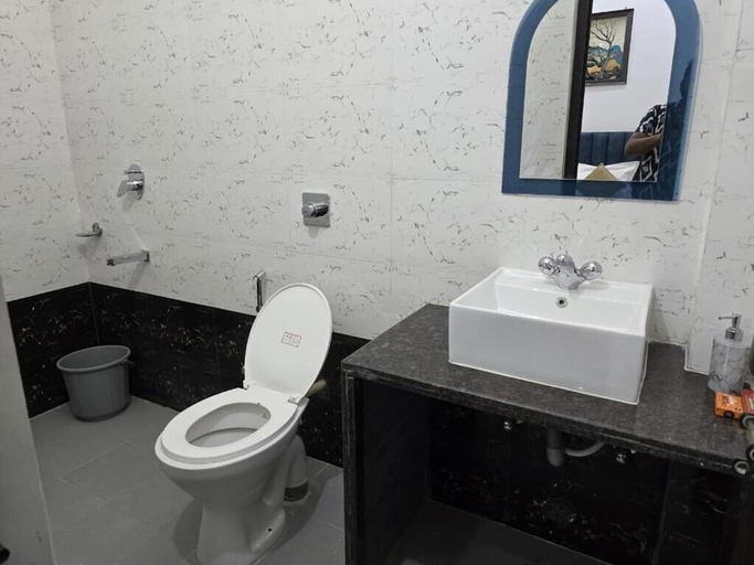 Bathroom 3, Hotel the sky blue & Caffe, Faizabad