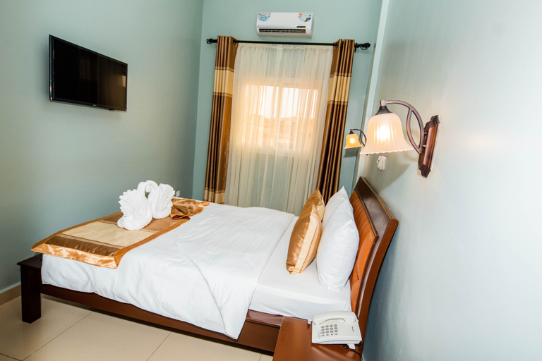 Others 1, ISIS HOTEL, Mfoundi