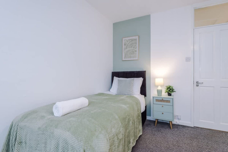 Room 3, Spacious Home Ideal for Contractors Sleeps 7, Tameside