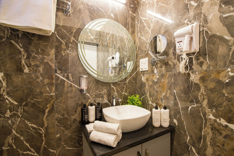 Bathroom 5, Alaya Stays Evara - 2 BHK Hilltop, Dehradun