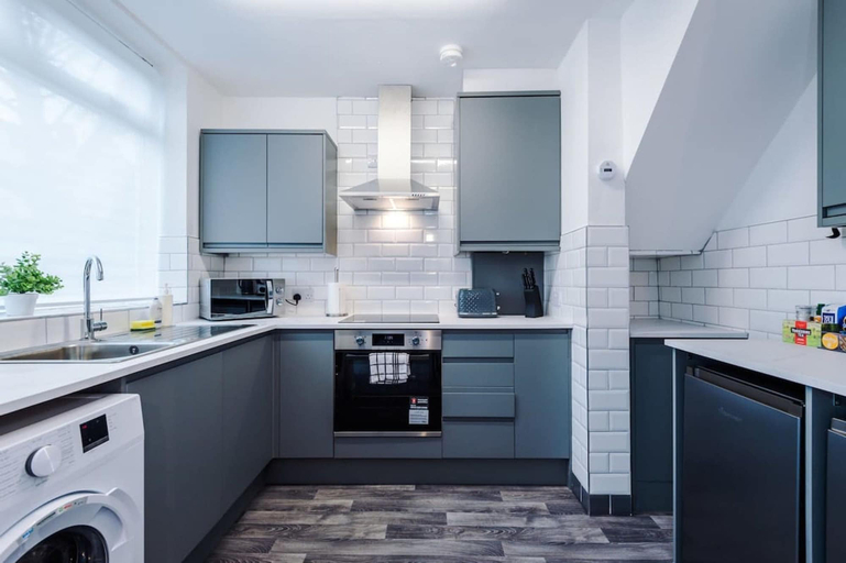 Room 3, Spacious 3-bed Ideal for Long-term Business, Tameside