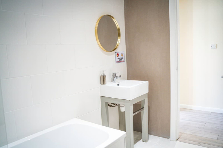 Room 3, Perfect for Contractors 4-bedrooms Sleeps 7, Cheshire East