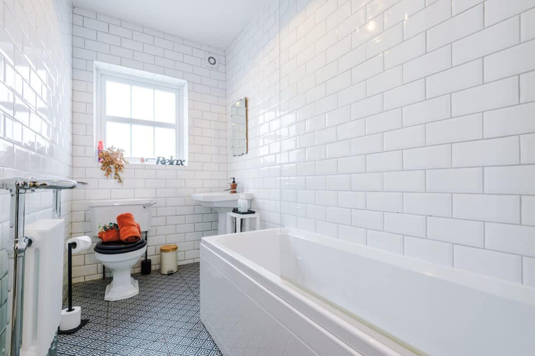 Room 5, NEW Stylish Home Amazing Location Sleeps 6, Cheshire West and Chester
