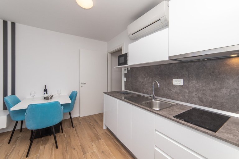 Room 5, Altiora Prestige Residence 302, Gradac