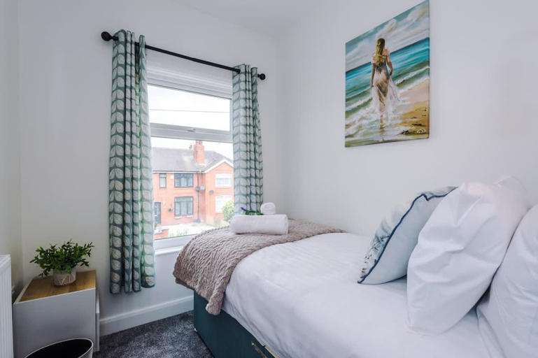 Room 4, Pristine Home With Parking Ideal for Contractors, Cheshire East