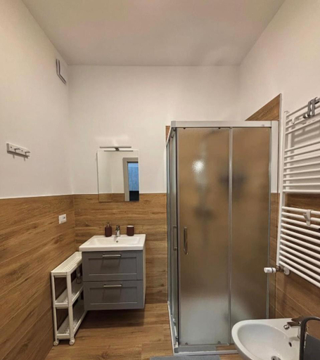Bathroom 3, Regina di Puglia, Bari