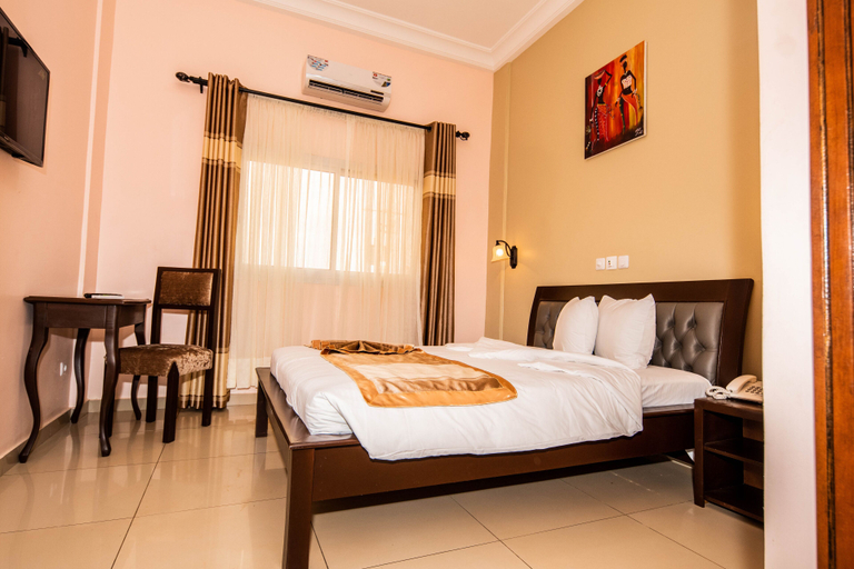 Others 5, ISIS HOTEL, Mfoundi