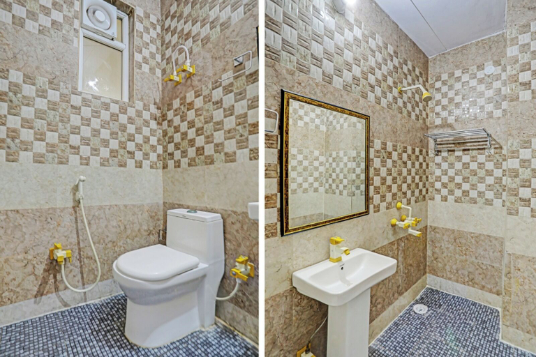 Bathroom 2, Hotel King Plaza, Delhi