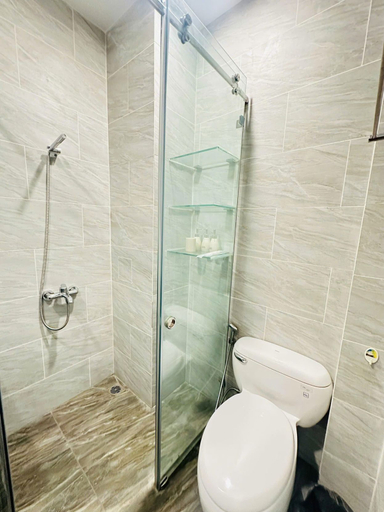 Bathroom 3, Diamond Crown 2, District 3