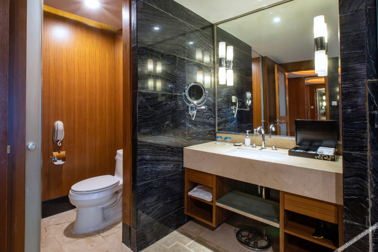 Bathroom 3, Wan Tsui Tong Riverside Hotel, Huangshan