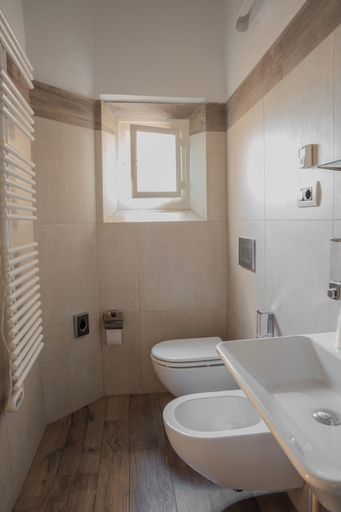 Bathroom 2, La finestra su Santa Maria, Florence