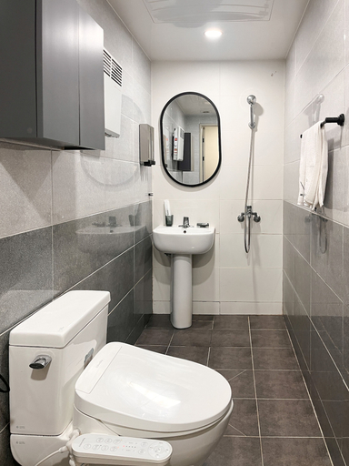 Bathroom 3, OVER THE MOUNTAIN, Gapyeong