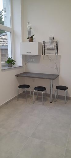 Others 4, Deri Kert Apartmanhaz B, Baja