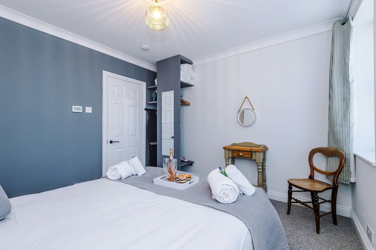 Room 2, Cozy 3-bed Home Perfect for Business Groups, Staffordshire