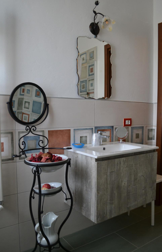 Others 5, Casa di Nina, Novara