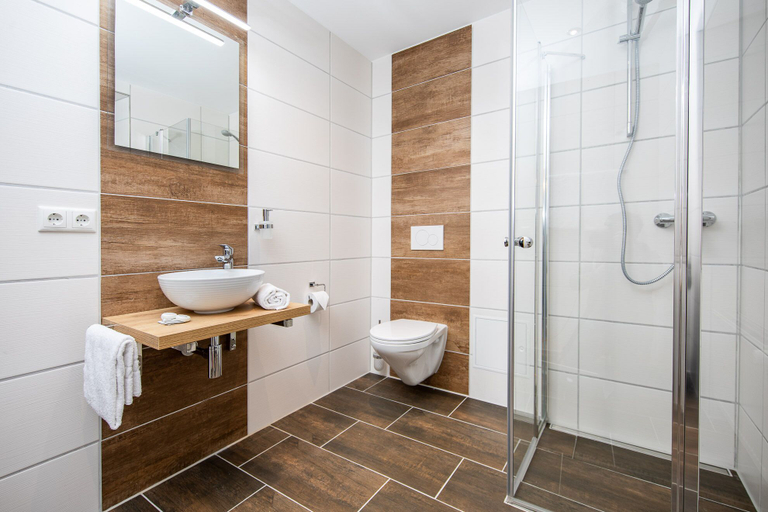Bathroom 5, Hotel-Restaurant Straussen, Donau-Ries