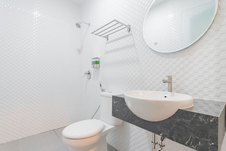 Bathroom 5, RedDoorz Plus near Siloam Hospital Balikpapan, Balikpapan