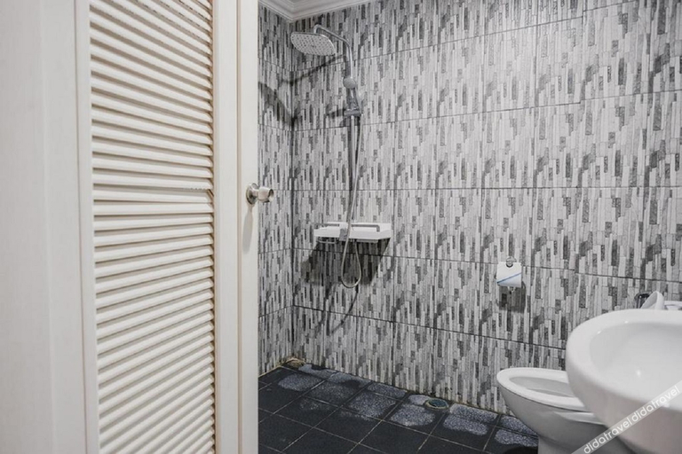 Bathroom 4, RedDoorz Plus near Pelabuhan Merak, Cilegon