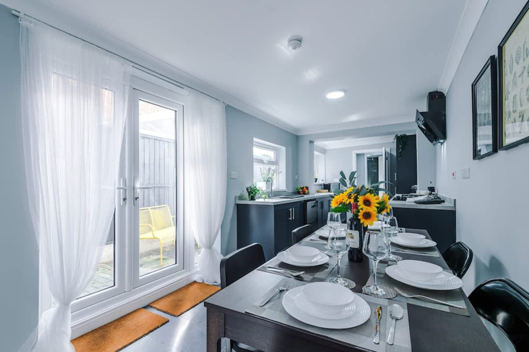 Room 5, 4-bed Townhouse Sleeps 10 With Games Room, Birmingham