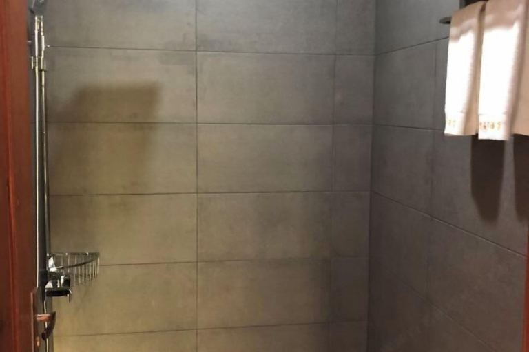 Bathroom 3, Teng XI Hotel, Phnom Penh