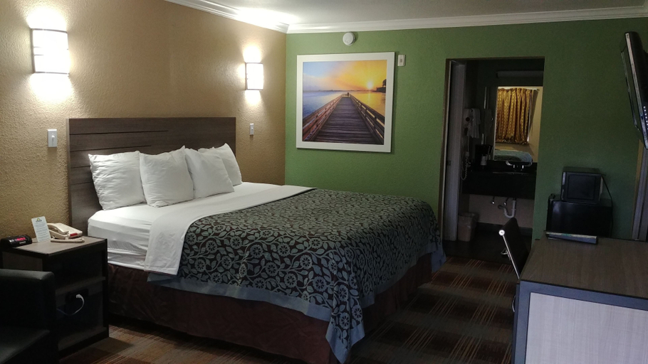 Bedroom 3, Days Inn by Wyndham Houston East, Houston