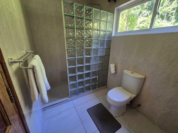 Bathroom 3, Fond B'offay Lodge