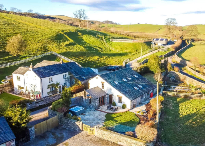 Room 3, Luxurious Private Home w Hot Tub Log Burner, Cumbria