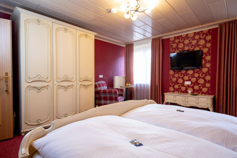 Bedroom 3, Hotel-Restaurant Straussen, Donau-Ries