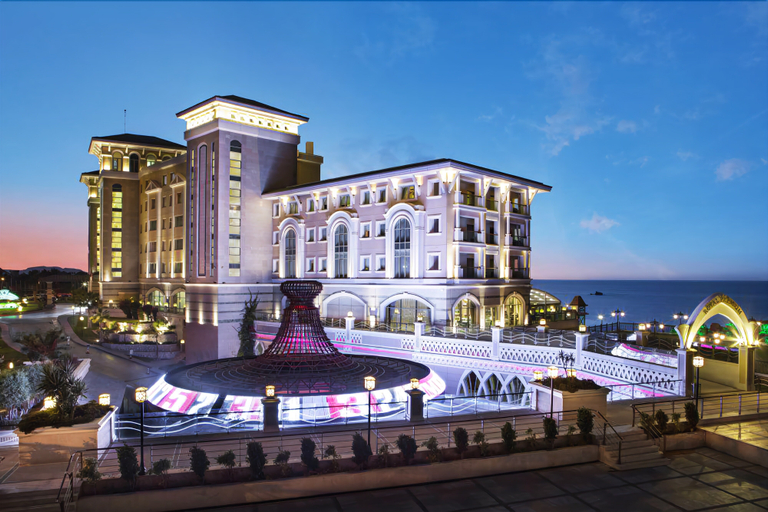 Exterior & Views