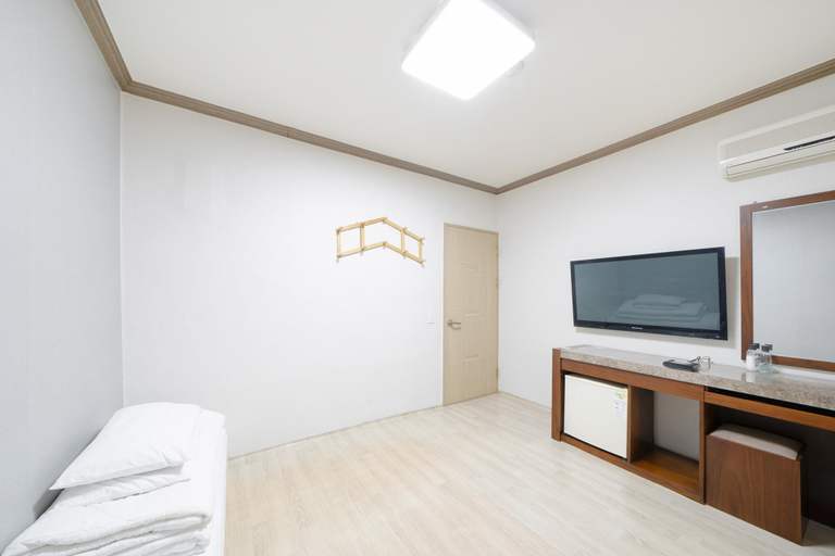 Bedroom 4, Yeosu Living, Yeosu