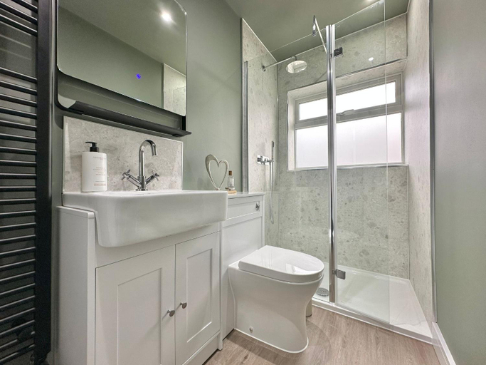 Bathroom 3, Easy Access - 500m to City - Garden Area, Herefordshire