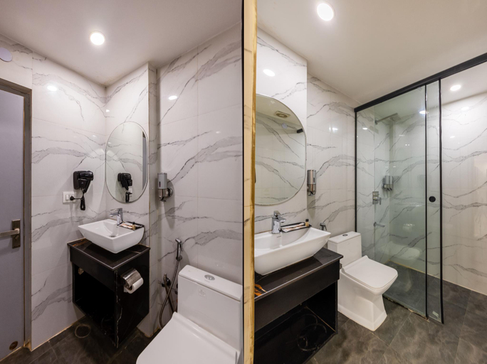 Bathroom 2, Hotel JP Grand A Unit Of Jageer Palace, Delhi
