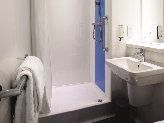 Bathroom 3, Travelodge Swindon Central, Swindon