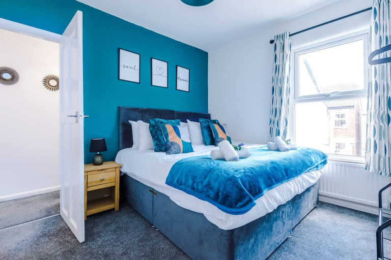 Room 3, Modern House City Centre Perfect for Groups, Cheshire West and Chester