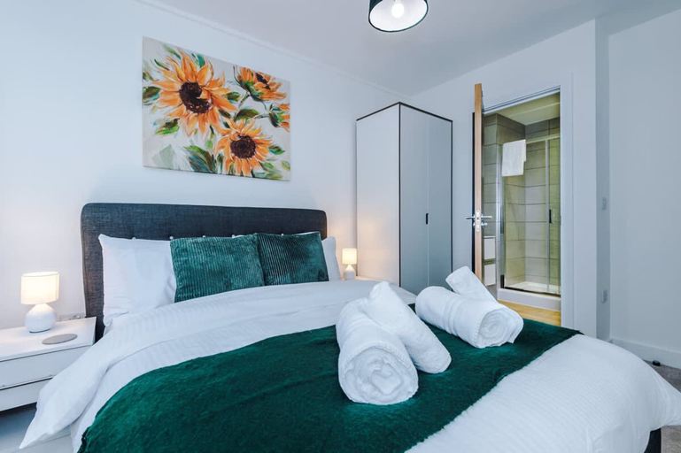 Room 3, NEW Stylish Apartment Amazing Location Sleeps 4, Trafford