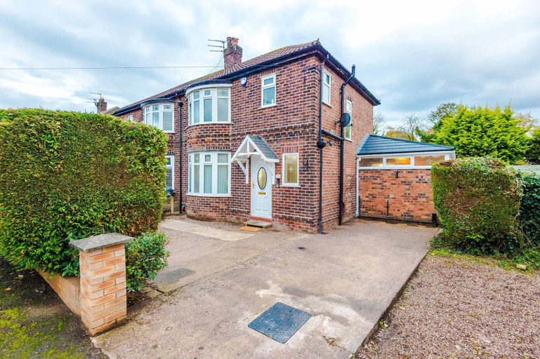 Room 5, Comfy 4-bed Home Ideal for Workers Free Parking, Manchester