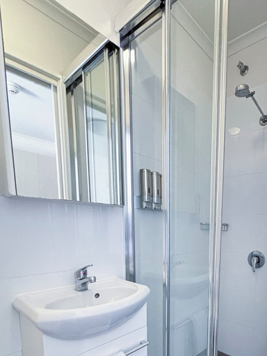 Bathroom 4, Hotel Gracelands, Parkes