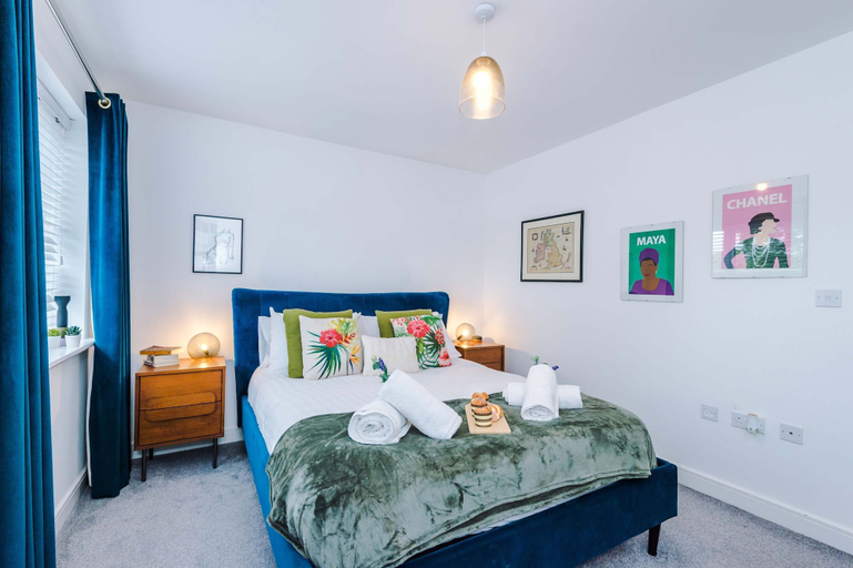 Room 5, Spacious 2 Bed Perfect for Couples With Parking, Manchester